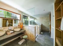 Villa Abaca Iluh, Master Bathroom